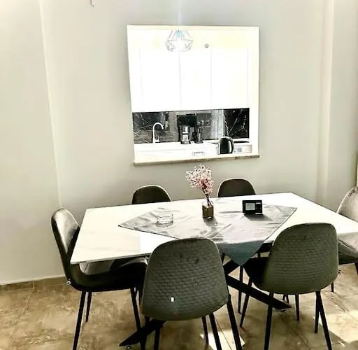 The “Roman Market” Lux Apartment